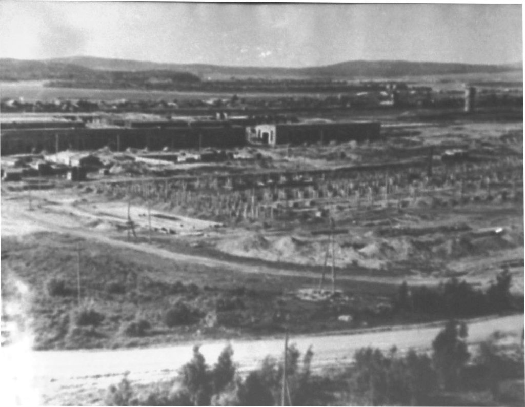 3. На переднем плане фундамент под главный корпус комбината.jpg 3. На переднем плане фундамент под главный корпус комбината.jpg